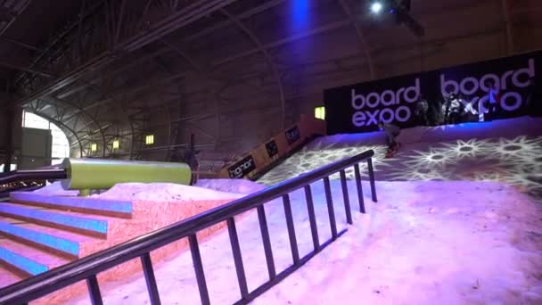 Snowboarder toont een extreme springen. Slow motion. — Stockvideo