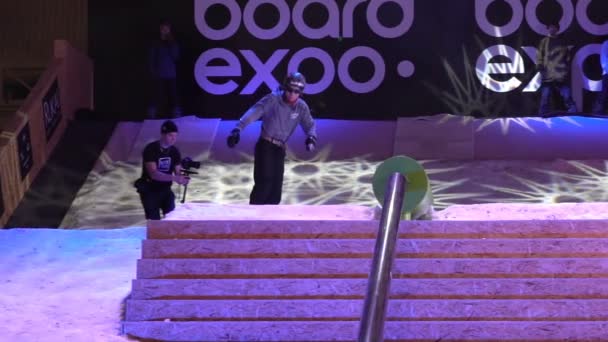 Snowboarder demonstra um salto extremo. Movimento lento . — Vídeo de Stock