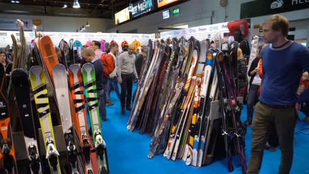Compradores eligen equipo de esquí y snowboard — Vídeos de Stock