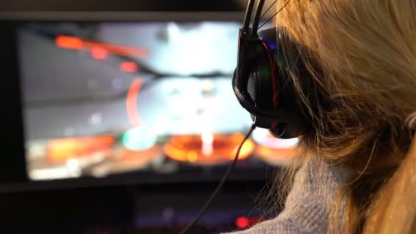 Tonårig flicka entusiastiskt spelar dataspel. — Stockvideo
