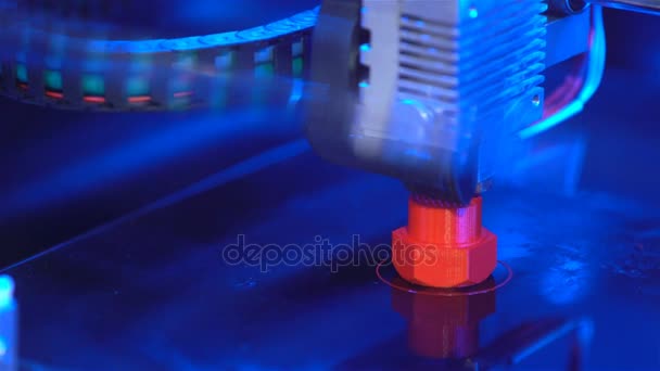 Erstellung eines Plastikmodells auf einem 3D-Drucker im Gange. — Stockvideo