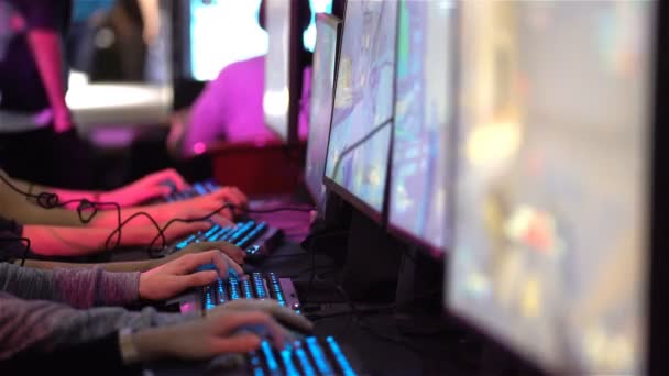 Muitos adolescentes a jogar em jogos de computador. Close-up de mãos e telas . — Vídeo de Stock