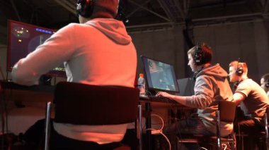 Bilgisayar oyunu oynamak genç grup.