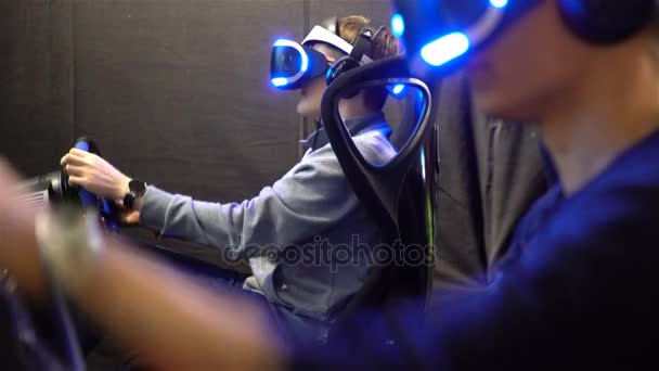 VR-spil. Teenagere bruger virtual reality hjelme, racing simulator . – Stock-video