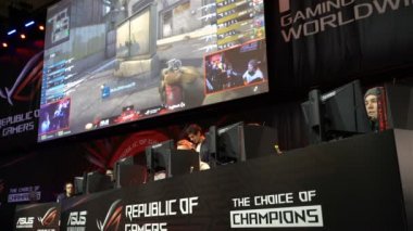 Gençler arasında Counter-Strike içinde rekabet.