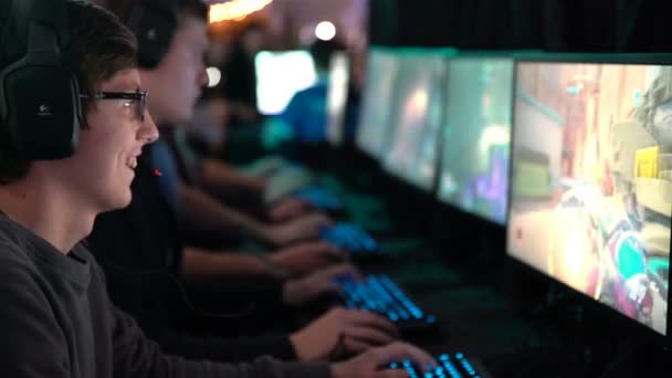 Grupo de adolescentes jogando jogos de computador . — Vídeo de Stock