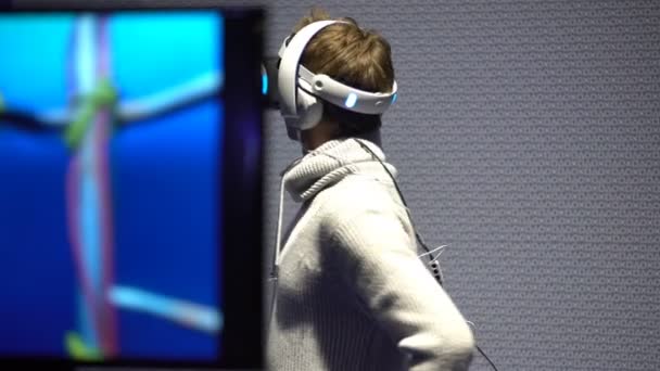 Jovens com prazer usam displays montados na cabeça VR . — Vídeo de Stock