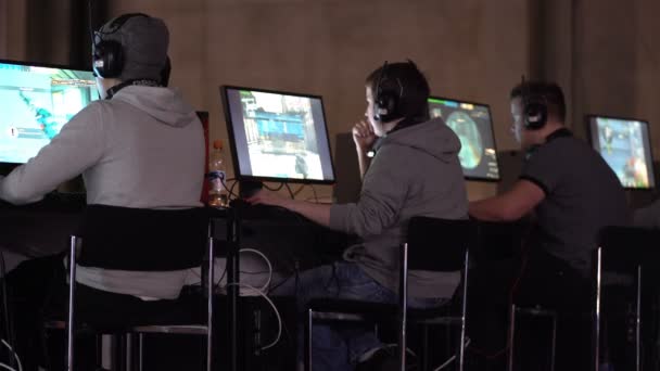 Groupe d'adolescents jouant à des jeux informatiques . — Video