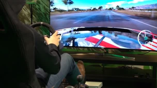 Les adolescents jouent dans la course automobile avec la roue d'une console de jeu . — Video