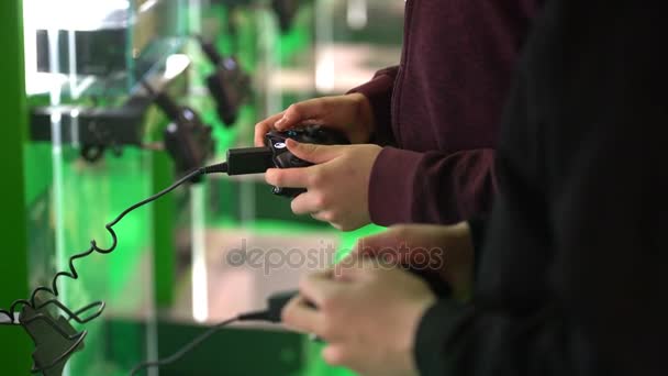 Birçok gençler bir gamepad kullanarak Xbox tarafından yeni oyunların testi. — Stok video