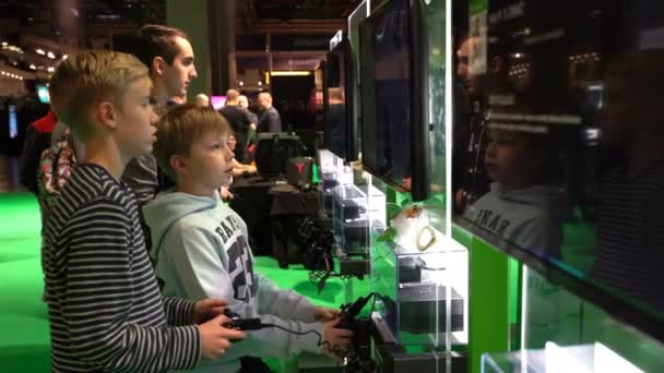 Viele Jugendliche testen neue Spiele per Xbox mit Gamepads. — Stockvideo