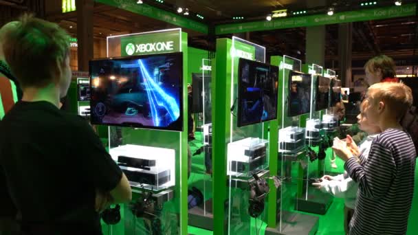 Veel tieners zijn het testen van nieuwe games van Xbox met behulp van een gamepads. — Stockvideo