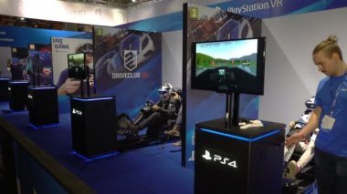 PlayStation Vr. genç adam maskesi sanal gerçeklik oyun konsolu için test etme.