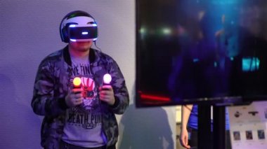 Zevk ile genç adam Vr başa takılı ekran kullanır