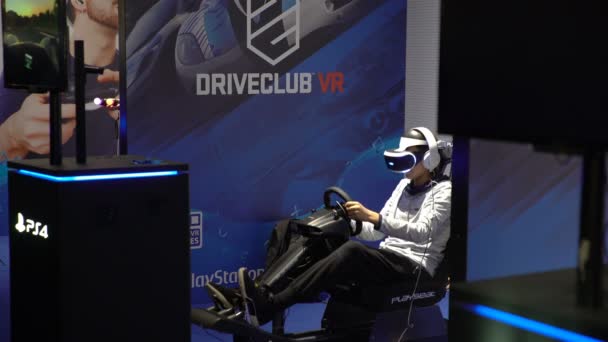 Playstation VR. Hombre joven está probando la máscara de la consola de juegos de realidad virtual . — Vídeos de Stock