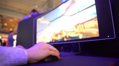 Adam büyük bir ekran ile bilgisayar oyunu oynamak.