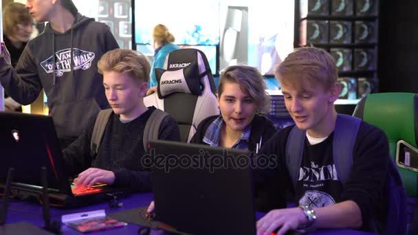 Ομάδα εφήβων παίζοντας παιχνίδια στον υπολογιστή. — Αρχείο Βίντεο