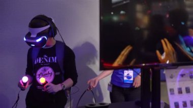 Zevk ile genç adam Vr başa takılı ekran kullanır
