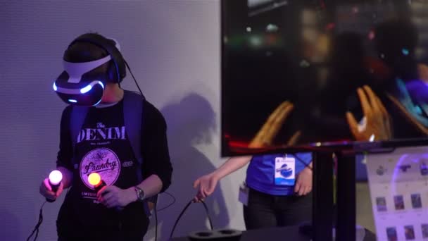 Joven con placer utiliza pantalla VR cabeza montada — Vídeos de Stock