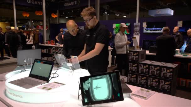 Twee mannen overweegt een laptop met touchscreen in een elektronicawinkel. — Stockvideo