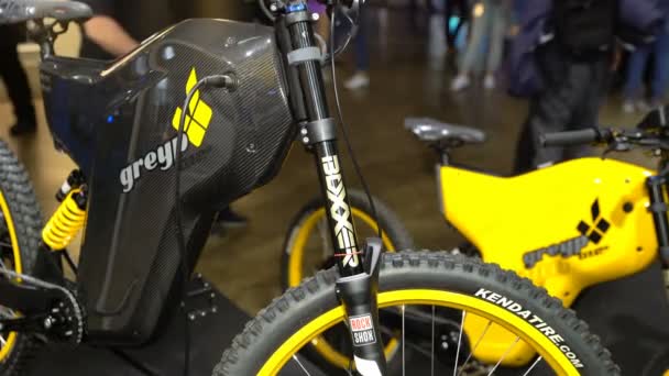 New powerful electric bikes — Stock Video