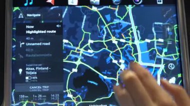 Tesla Model X elektrikli otomobil geniş dokunmatik ekran kontrol paneli ile iç.