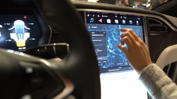 El interior de un coche eléctrico Tesla Modelo X con gran panel de control de pantalla táctil . — Vídeos de Stock