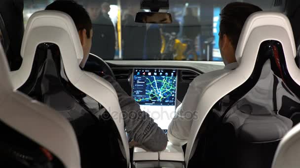 Tesla Model X elektrikli otomobil geniş dokunmatik ekran kontrol paneli ile iç. — Stok video