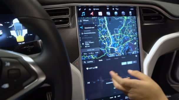 El interior de un coche eléctrico Tesla Modelo X con gran panel de control de pantalla táctil . — Vídeos de Stock