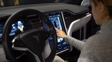 Tesla Model X elektrikli araba. Yeni bir araç işlevleri tatma kadın.