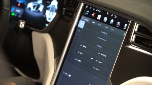 El interior de un coche eléctrico Tesla Modelo X con gran panel de control de pantalla táctil . — Vídeos de Stock