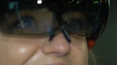 Artırılmış gerçeklik gözlük test eğleniyor genç bir kadın.