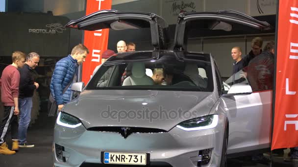 El nuevo Tesla Model X coche eléctrico . — Vídeos de Stock