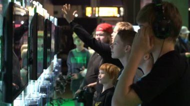 Birçok gençler bir gamepad kullanarak Xbox tarafından yeni oyunların testi.