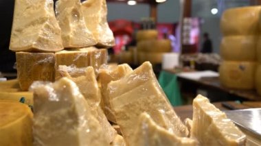 Tezgahın üzerine Parmesan çoğu parçaları.