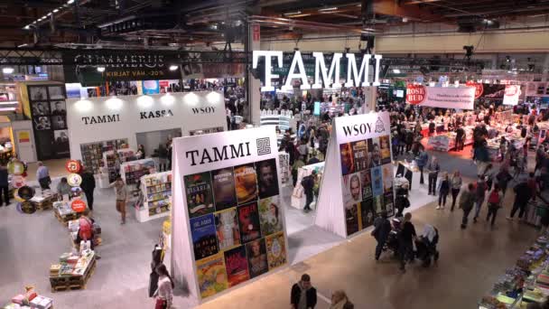 Vele liefhebbers van lezen, kopers, uitgevers en boeken op de boekenbeurs. Bovenaanzicht — Stockvideo