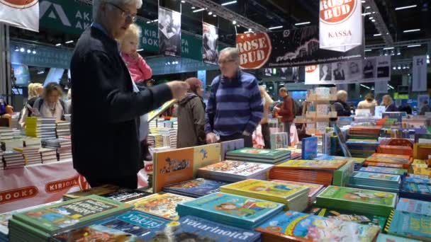 Muchos amantes de la lectura, compradores, editores y libros en la gran feria del libro . — Vídeos de Stock