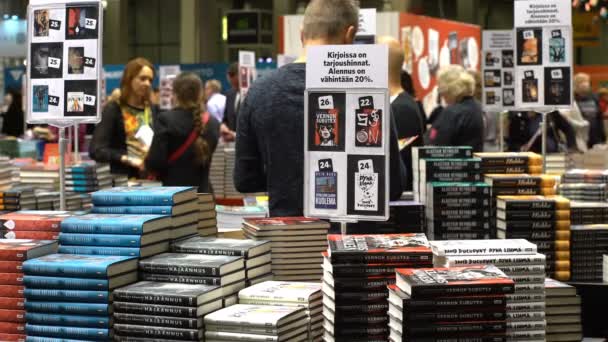 Muitos amantes de leitura, compradores, editores e livros na grande feira do livro . — Vídeo de Stock