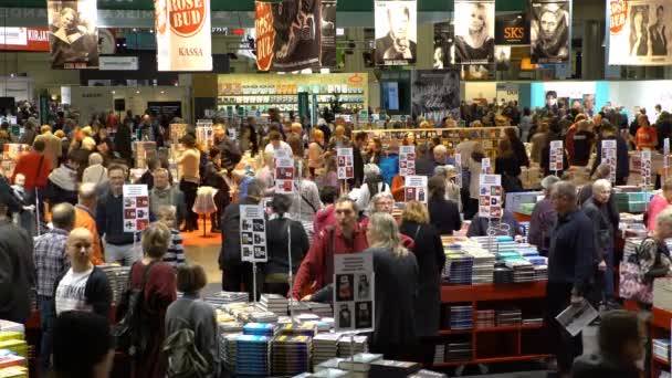 Muchos amantes de la lectura, compradores, editores y libros en la feria del libro. Vista superior — Vídeos de Stock