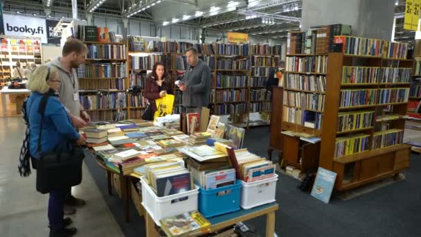 Vele liefhebbers van lezen, kopers, uitgevers en boeken op de grote boekenbeurs. — Stockvideo