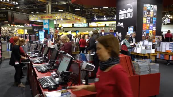 Viele Leseliebhaber, Käufer, Verlage und Bücher auf der großen Buchmesse. — Stockvideo