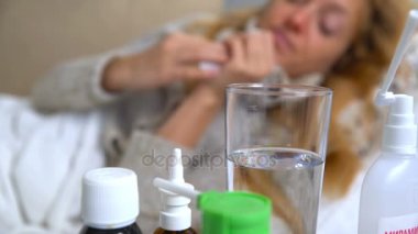 Ateş kullanır burun spreyi ve hapşırma ile bir kadın.