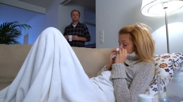 남편이 뜨거운 음료와 그의 병 든 아내 얼굴을 제공. — 비디오
