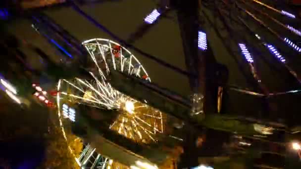 Rueda de la fortuna en el parque de atracciones en luces festivas en acción. Caducidad . — Vídeos de Stock