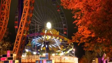 Dönme dolap eğlence parkında eylem şenlikli ışıklar.