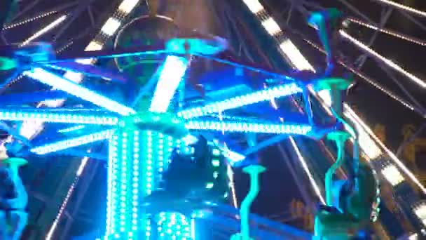 Pariserhjul i nöjesparken i festliga ljus i aktion. Tidsfördröjning. — Stockvideo
