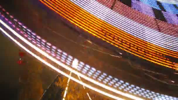 Riesenrad im Freizeitpark in festlicher Beleuchtung in Aktion. Zeitraffer. — Stockvideo