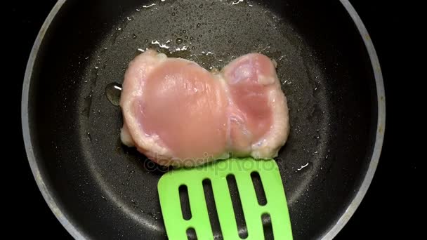 Koch wendet gegrilltes Fleisch mit einem Kochspachtel auf einer Pfanne. Ansicht von oben. — Stockvideo
