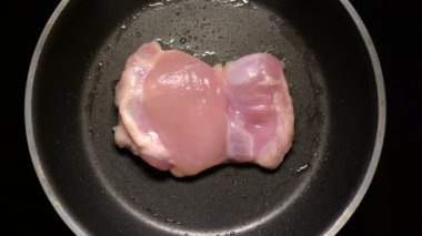 Cook ızgara et tava üzerinde döner. Üstten Görünüm. Tim Lapse