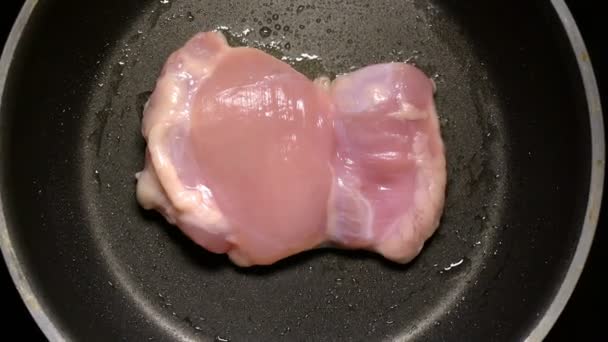 Faire cuire la viande grillée sur la poêle. Vue de dessus. Tim Lapse — Video